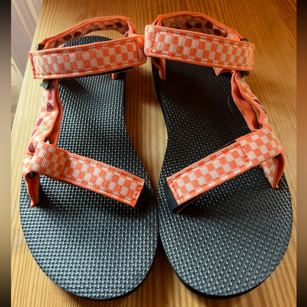 Teva Universal Picnic Cherries Rhubarb Sandals
-Women’s size 8